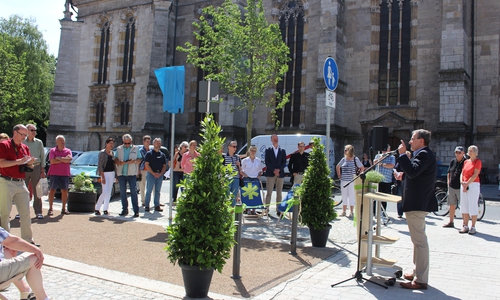 Bei herrlichem Wetter konnten sich einige Wolfenbütteler gleich selber ein Bild von der neuen Reichsstraße machen und der Rede von Bürgermeister Thomas Pink folgen. Fotos: Nick Wenkel 