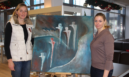Walburga Schmidt vom Reisebüro Schmidt und Künstlerin Melanie Dvorak vor ihrem Lieblingsbild. Foto: Jan Borner