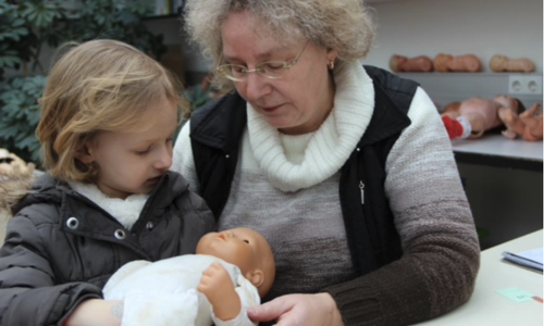 Die Puppendoktorin Ute Geier kümmert sich liebevoll um die mitgenommenen Spielkameraden. Foto: privat 