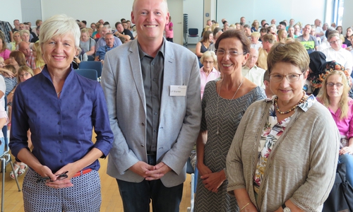 Ulf Blanke wurde mit einem kleinen Festakt während der Einschulungsfeier für die 87 neuen Schulkinder offiziell in sein Amt als Schulleiter eingeführt. Zur Amtseinführung gratulierten auch Landrätin Christiana Steinbrügge, Dezernentin Susanne Pavlidis und Leiterin des Schulreferats Gudrun Wollschläger (v.l.). Foto: Landkreis Wolfenbüttel 