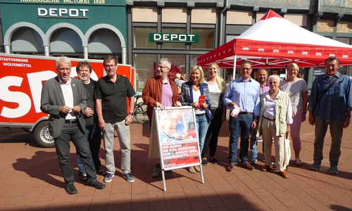 Das "Rollende Bürgerbüro" in der Fußgängerzone. Foto: Siegfried Hauptstein