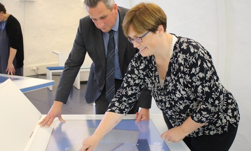 Dr. Jens-Christian Wagner, Geschäftsführer der Stiftung niedersächsische Gedenkstätten und Leiterin der Gedenkstätte Martina Staats probieren die multimedialen Touchscreens aus. Fotos/Video: Max Förster