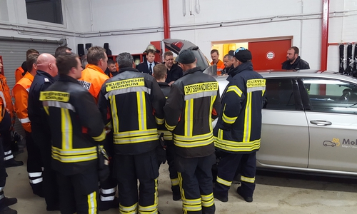 Die Teilnehmerinnen und Teilnehmer schauen gespannt zu. Foto: Kunze