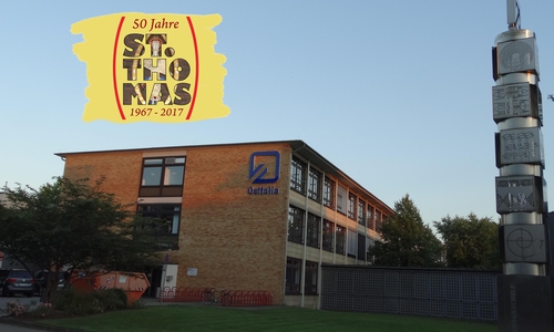 Eingangsbereich der Ostfalia - Hochschule für angewandte Wissenschaften und das Logo "50 Jahre Thomaskirche". (Foto/Logo: Andreas Riekeberg/M. Schubert)