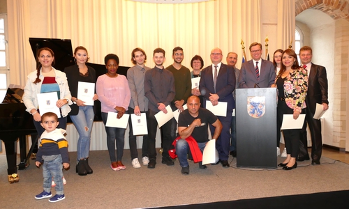 Die neuen Bürgerinnen und Bürger des Landkreises Gifhorn erhielten ihre Einbürgerungsurkunde direkt von Landrat Dr. Andreas Ebel im Rittersaal des Schlosses Gifhorn. Foto: Landkreis Gifhorn