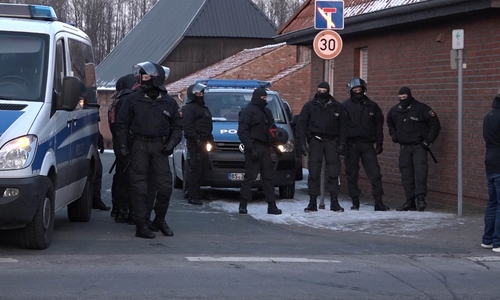 In zwei Peiner Ortschaften lief heute ein Einsatz der Beweissicherungs- und Festnahmeeinheiten der Polizei. Die Hintergründe zu den Hausdurchsuchungen sind noch unklar. Fotos: Privat