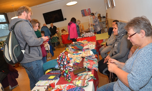 Die Nähgruppe der Flüchtlingshilfe im DRK-Ortsverein Baddeckenstedt um Anette Folger (rechts) präsentierte ihre Erzeugnisse. Fotos: DRK