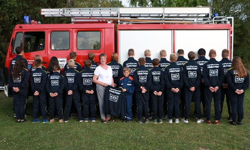 Nun ist die Jugendfeuerwehr Halchter auch ohne Feuerwehr-Uniform einheitlich gekleidet unterwegs. Foto: Jugendfeuerwehr Halchter