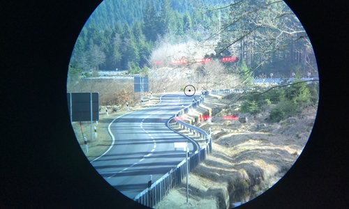 Ein Blick durch die Visieroptik des Lasermessgeräts in Richtung Altenau. Foto: Polizei Oberharz