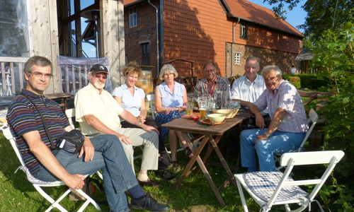 Frank Oesterhelweg (Zweiter von rechts) zu Besuch im Mühlencafé Abbenrode. Foto: Privat