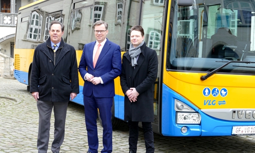 Präsentieren einen der insgesamt fünf neuen Linienbusse: Stephan Heidenreich, Geschäftsführer der Verkehrsgesellschaft Landkreis Gifhorn mbH (VLG), Landrat Dr. Andreas Ebel, Sven Glowniewski, stellv. Betriebsleiter der Verkehrsgesellschaft Landkreis Gifhorn mbH (v. li.). Foto: Landkreis Gifhorn