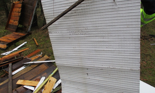 Die Polizei hat eine wilde Mülldeponie gefunden. Foto: Polizei Gifhorn