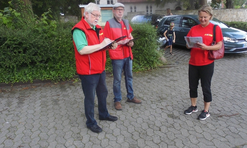 Klaus Seiffert, Ulrich Fischer und Daniela Sens vom ACE bei der Beobachtung von Elterntaxis. Foto: ACE Auto Club Europa