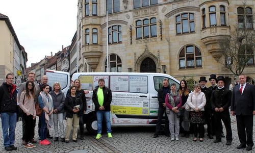 Die Werbung von 25 Unternehmen fährt ab sofort bei jeder Dienstfahrt der Stadt Helmstedt mit. Vertreter der Stadt Helmstedt und einige Sponsoren trafen sich zum Fototermin auf dem Marktplatz. Foto: Stadt Helmstedt
