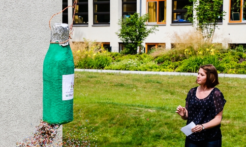 Die Leiterin der neuen Kita Geibelstraße, Nadine Schnabel, durfte die Taufzeremonie durchführen. Fotos: Stadt Wolfenbüttel/RAE