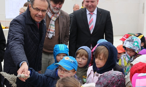 Der Oberbürgermeister bei der Grundtsteinlegung, nun ist die KITA Leiferde fertig. Foto: Robert Braumann