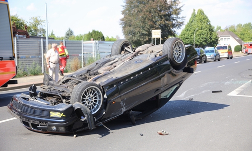 Der BMW kam auf dem Dach zu liegen. Foto: Rudolf Karliczek