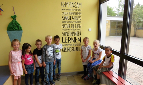 Die Schüler vor ihrem neuen Wand-Tattoo. Foto: Gemeinde Lehre
