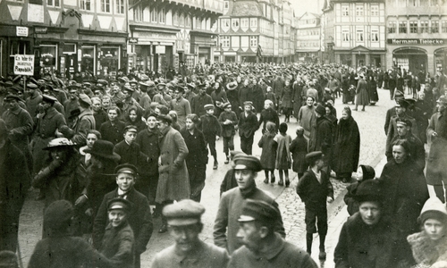 Demonstrationszug für die Republik auf der Langen Herzogstraße am 13. November 1918. Foto Museum Wolfenbüttel