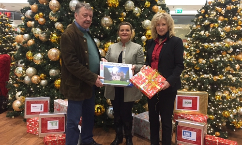 Sammeln Geschenke für Kinder: Bürgermeister Günter Lach (r.), Martina Krüger, Geschäftsführerin vom EngagementZentrum (m.), und Claudia Kayser, Botschafterin von United Kids Foundations. Foto: Volksbank eG Braunschweig Wolfsburg