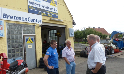 CDU-Landtagsabgeordneter besucht Autowerkstatt am Elm und etwas über die Expansionspläne zu erfahren. 