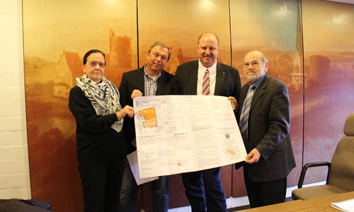 Barbara Wolter (Wolter-Immobilien GmbH), Thomas Hoppe (THI GmbH & Co. KG), Andreas Memmert (Samtgemeindebürgermeister Schladen-Werla) und Heinz-Jürgen Wiechens (Ortsbürgermeister Schladen) präsentieren den Plan für das "Quartier Hazrstraße". Fotos: Max Förster