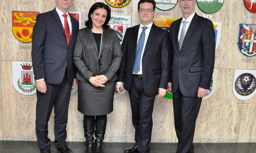 Oberbürgermeister Klaus Mohrs, Barbara Tarullo (Italienische Konsularagentin in Wolfsburg), Giorgio Taborri (Italienischer Generalkonsul), Manfred Hüller (Leitung Referat Repräsentation und Internationale Beziehungen). Foto: Stadt Wolfsburg