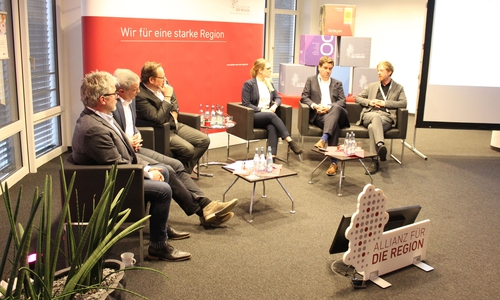 Experten diskutieren Mobilitätsszenarien der Zukunft (von links): Frank Tristram, EcoLibro, Ralf Sygusch, Stadt Wolfsburg, Thomas Krause, Allianz für die Region, Julia Wolf, Interlink GmbH, Prof. Dr. David Woisetschläger, TU Braunschweig, Timo Abert, Avacon. Foto: Allianz für die Region GmbH