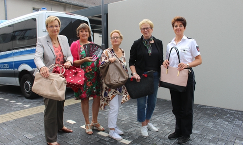 Christine Gehrmann. Gleichstellungsbeauftragte des Landkreises, Gabriele Pöllet (SoDiStra Gifhorn), Natascha Heumann (Gleichstellungsbeauftragte Meinersen, Ilse Marie Dralle vom Kreisverband der Landfrauen und Liane Jäger, Präventions-Team der Polizei (v. li.). Fotos und Podcast: Alexander Dontscheff