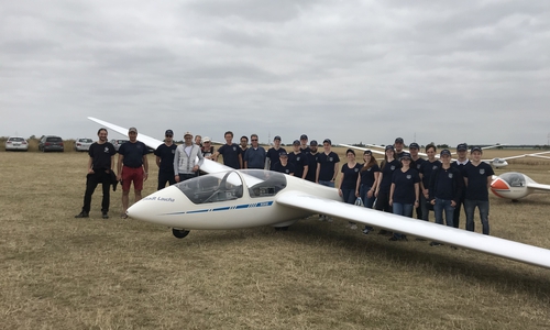 Studierende der Ostfalia auf dem Flugplatz Laucha.
Foto: Ostfalia