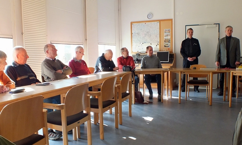 Harald Grothe und Wolfgang Schmidt und Arbeitskreismitglieder im Besprechungsraum des Polizeikommissariats Helmstedt. Foto: Kreisverkehrswacht