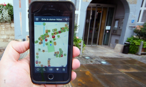 Wo ist Wolfenbüttel barrierefrei? In der Wheelmap-App kann dies auf dem Smartphone vor Ort markiert werden. Das Wolfenbütteler Rathaus hat eine grüne Markierung erhalten. Foto: Stadt Wolfenbüttel