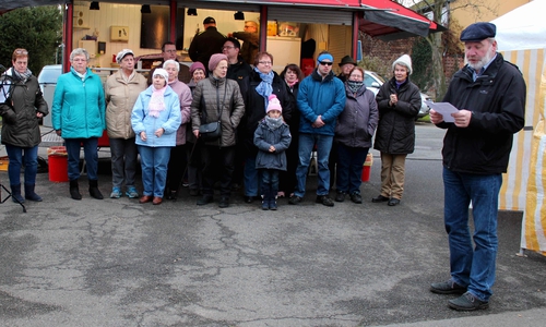Der Roklumer Bürgermeister (rechts) eröffnete den Weihnachtsmarkt
Foto: Bernd-Uwe Meyer