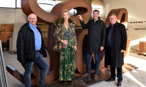 Kreishandwerksmeister Bernhard Olbrich (von links), Künstlerin Mia Florentine Weiss, Oberbürgermeister Dr. Oliver Junk und Erster Stadtrat Burkhard Siebert sind zuversichtlich, dass die Skulptur LOVE HATE in Goslar bleiben kann.
Foto: Stadt Goslar