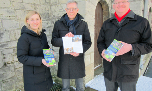 Zarah Espenhain, Dr. Norbert Funke und Bürgermeister Alexander Hoppe präsentieren den neuen Stadtführer. Foto: Stadt Königslutter