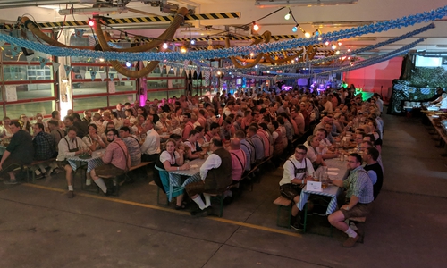 300 Gäste kamen zum  Oktoberfest der Ortsfeuerwehr Helmstedt. Fotos: Alexander Weis/ Feuerwehr Helmstedt
