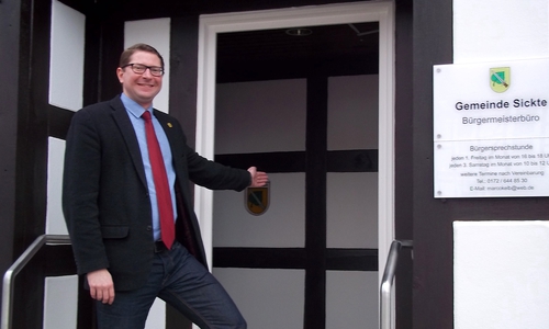 Bürgermeister Marco Kelb vor dem Bürgermeisterbüro in Sickte, in dem er zwei Mal monatlich sowie nach Terminvereinbarung Bürgersprechstunden anbieten wird. Foto: privat