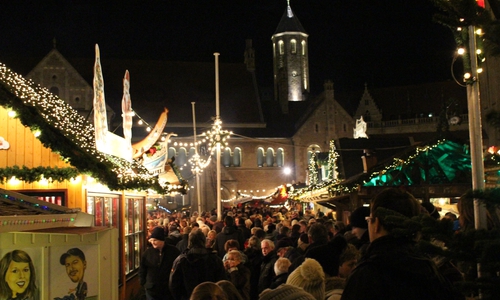 Bislang sind die Besucherfrequenzen von Weihnachtsmarkt und Innestadt in der Adventszeit gut. Foto: Archiv/Sina Rühland