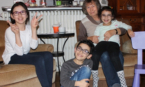 Einmal pro Woche unterstützt die ehrenamtliche Löwenherz-Kinderhospizbegleiterin in Dorit Reißner Wolfenbüttel die libanesische Flüchtlings-familie. Sie spielt und bastelt mit Jana, Jamil und Julia (von links nach rechts). Fotos: Kinderhospiz Löwenherz
