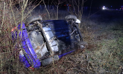 Der Fahrer konnte sich selbst aus dem Wagen befreien. Fotos: Rudolf Karliczek
