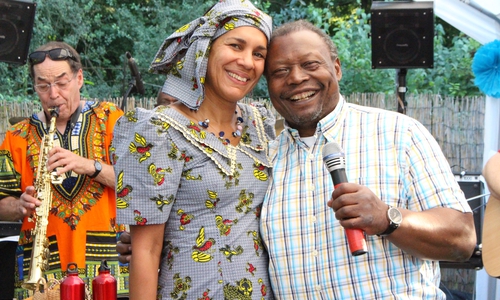 Flüchtlinge und deren Angehörige und Freunde finden beim "Jam in the Garden" im Interkulturellen Garten zusammen. Hier: Die Frontsänger von "Pretty Cashanga"  Fotos: Max Förster