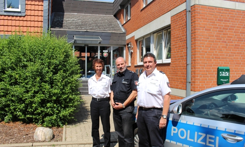Kriminalhauptkommissarin Britta Hoffmann, Polizeioberkommissar Martin Cacalowski und Polizeioberkommissar Frank Oppermann vor den neuen Räumlichkeiten der Polizei Station Remlingen, Im Winkel 4. 