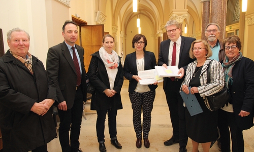 Sozialdezernentin Christine Arbogast und Stadtbaurat Heinz-Georg Leuer nahmen 1.368 Unterschriften für eine Seniorenwohneinrichtung in Wenden entgegen, die Heidemarie Mundlos mit mehreren Bürgern am Dienstag am Rande der Ratssitzung überreicht hat: (von links) Waldemar Gorklo, André Gorklo, Nicole Paetschke, Christine Arbogast, Heinz-Georg Leuer, Heidemarie Mundlos, Axel Friese, Gisela Gorklo. Foto: Siegfried Nickel