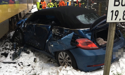 Das Auto wurde von den Regionalzug erfasst. Fotos: aktuell24(KR)