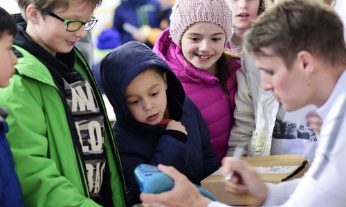 Sven Knipphals schreibt in der großen Pause fleißig Autogramme. Fotos: Volksbank BraWo