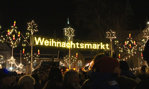 In diesem Jahr soll der Weihnachtsmarkt mit einer feierlichen Zeremonie am Mittwoch eröffnet werden. Foto: Sina Rühland (Archiv)