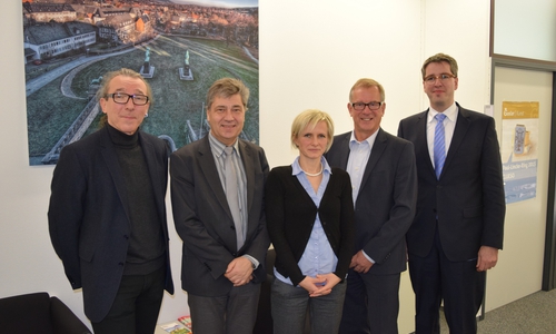 Foto: Stadt Goslar - v.l.n.r. Dirk Becker, Fachbereichsleiter Finanzen und Wirtschaft, Peter Gaschler, Geschäftsführer Stadtbus Goslar GmbH, Kati Müller, Projektmitarbeiterin Harz AG, Peter Hausmann, Vorstand Harz AG und Dr. Oliver Junk, Oberbürgermeister der Stadt Goslar
