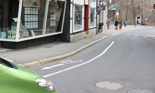 In der Marktstraße steht der Radweg in direkter Konkurrenz zu den Parkplätzen. Foto: Anke Donner
