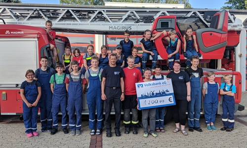Die Pastorin der St. Christophorus-Gemeinde übergibt der Jugendfeuerwehr den Scheck

Foto: FF Helmstedt