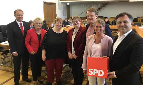 Oberbürgermeister Ulrich Markurth, Bürgermeisterin Annegret Ihbe, Nicole Palm, Annette Johannes, Christoph Bratmann MdL, Annette Schütze MdL und Dr. Christos Pantazis MdL, Vorsitzender der SPD Braunschweig (v. li.). Auf dem Bild fehlt Matthias Disterheft. Foto: Robin Koppelmann/SPD-Ratsfraktion Braunschweig